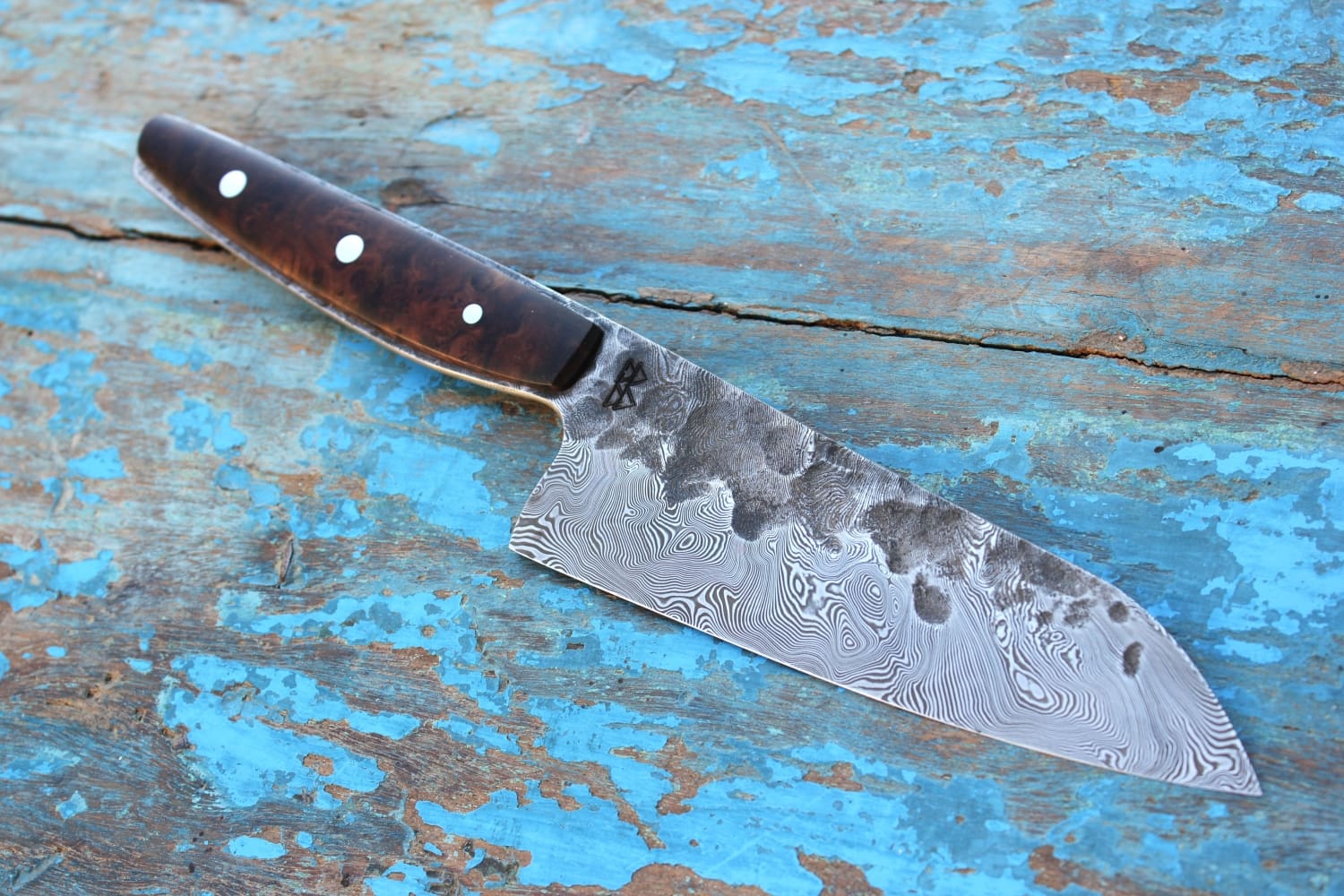 Kazuya Aokiマントルピース Bjorkman's Twist Santoku, Turkish Walnut Burl | Damasteel®